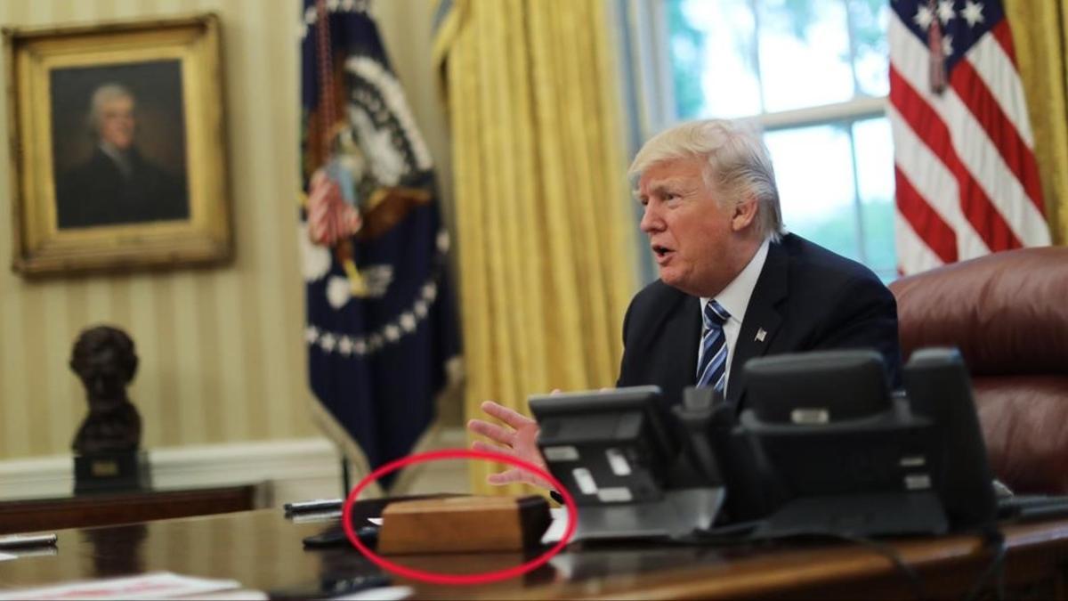 Botón rojo para pedir coca-cola del presidente Trump, en el despacho Oval de la Casa Blanca