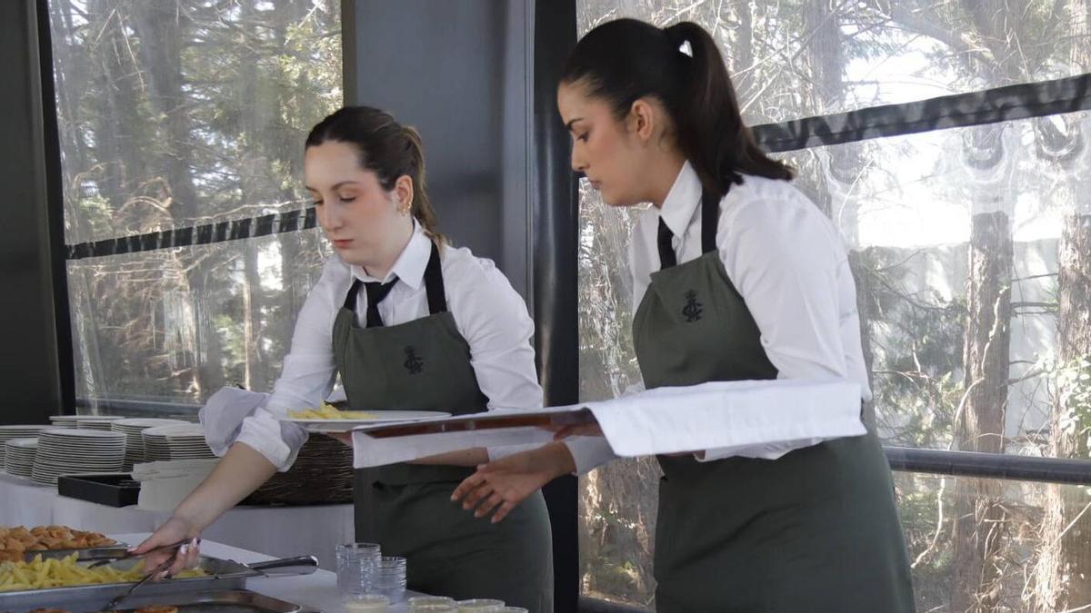 Mujeres trabajadoras en el sector de la hostelería en un buffet en Córdoba.