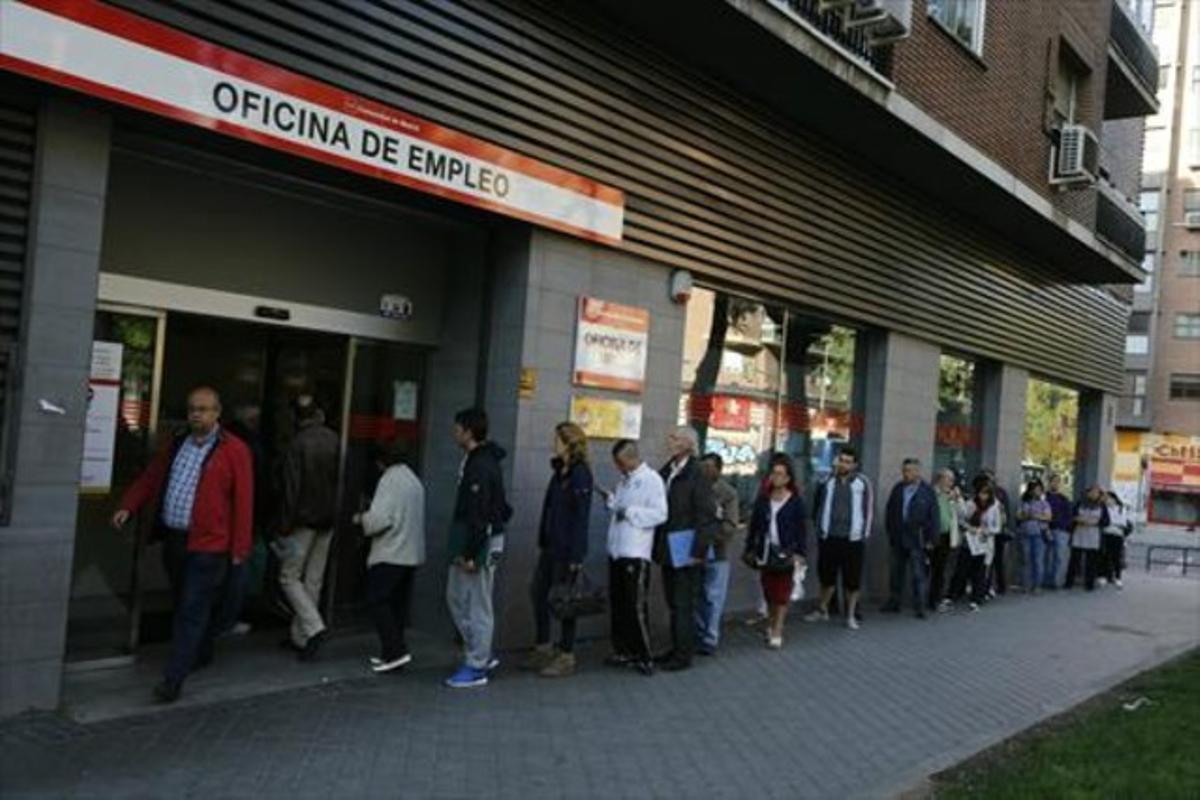 Cua d’aturats en una oficina d’Ocupació a Madrid l’any passat. Cua d’aturats en una oficina d’Ocupació a Madrid l’any passat.