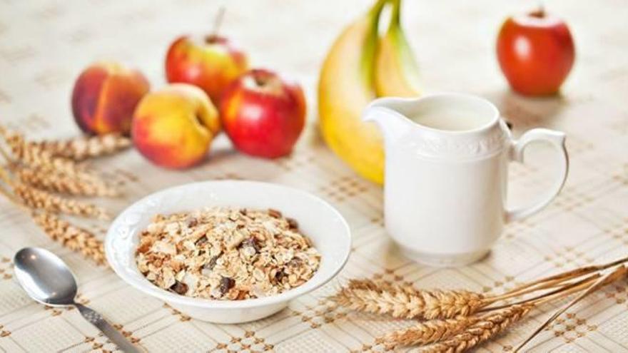 Un esmorzar saludable i ideal hauria d&#039;incloure cereals, làctics i fruita