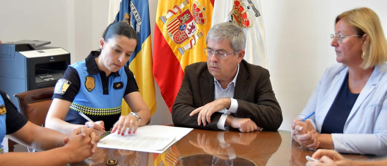 Guacimara Ojeda toma posesión como oficial ante el alcalde Marco Aurelio Pérez y la concejala de Recursos Humanos, Elena Álamo, este miércoles.