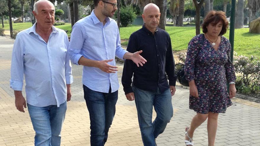 José Carlos Durán ha visitado el parque de Huelin junto al secretario general de la Agrupación Socialista de Carretera de Cádiz, Javier Salas.