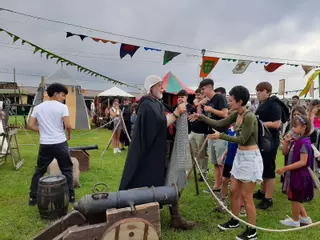 Unos Exconxuraos que ya son de plata: el pregón de los hijos de Maquinay inauguró la fiesta medieval de Llanera