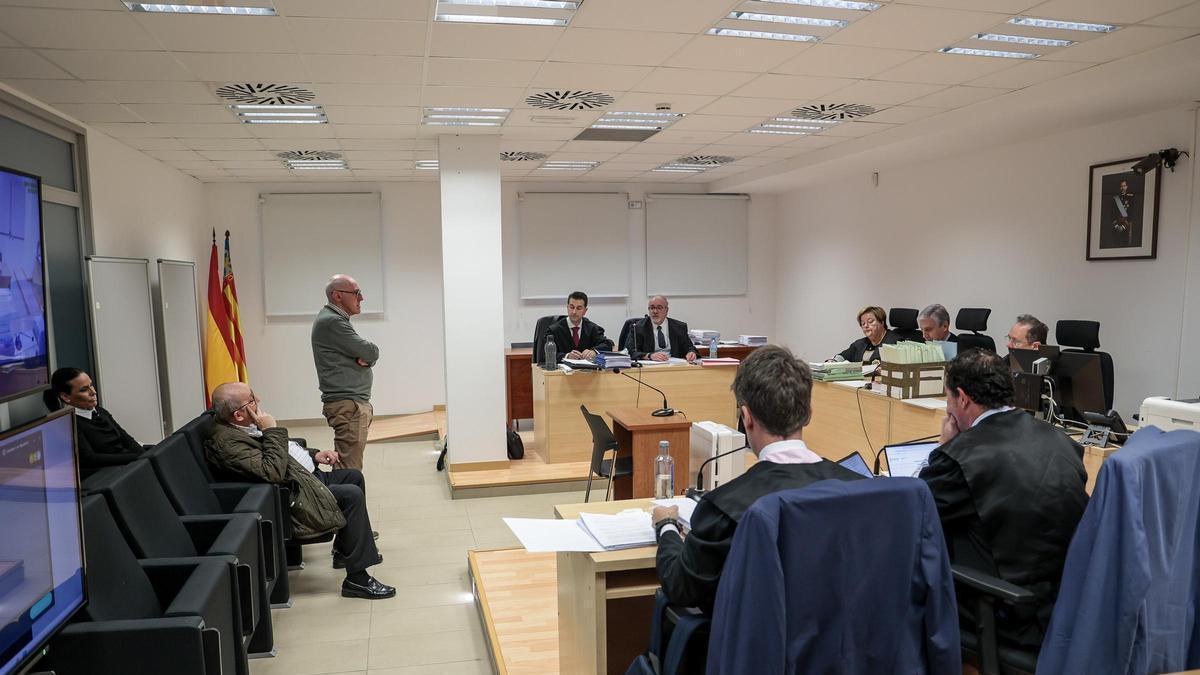 Los dos acusados en el banquillo al inicio del juicio. El extesorero de pìe y el expresidente a su lado sentado.