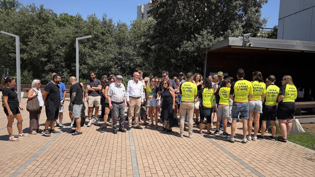Familiars i amics de la ciclista atropellada a la carretera dels Àngels es concentren al Palau de Justícia.