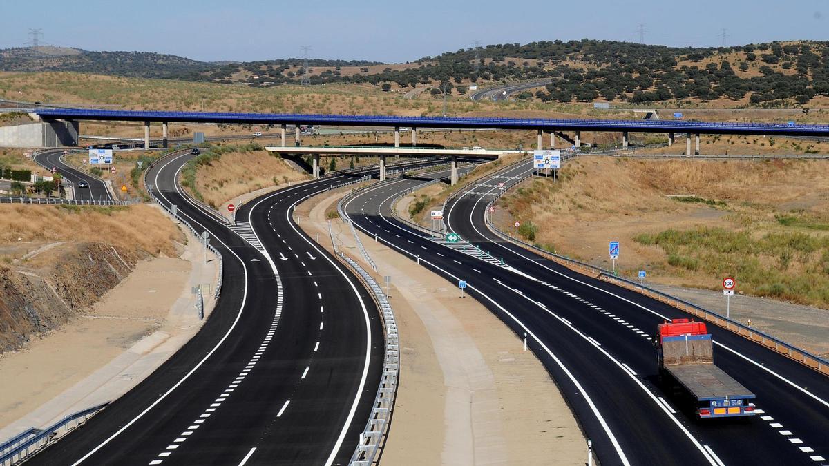 Vista de la Ex-A1, una de las autovías pendientes de finalizar en Extremadura.