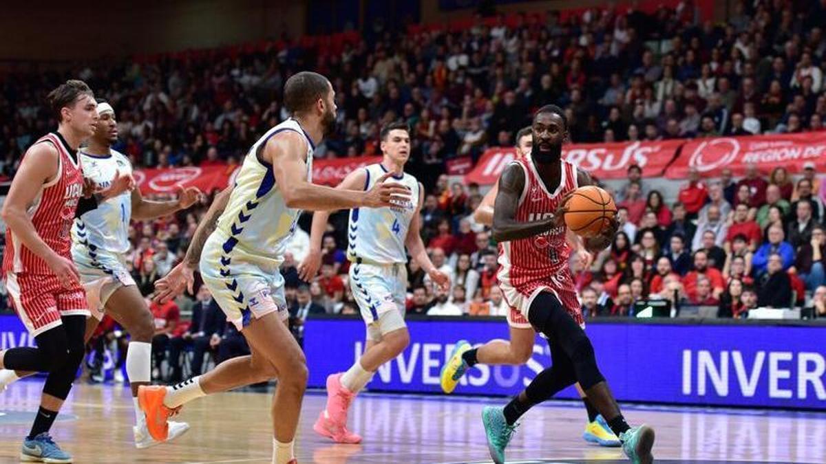 Los taronja, a remolque ante el UCAM Murcia desde el segundo cuarto.