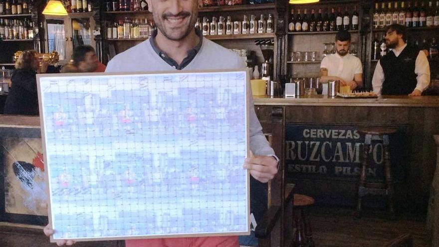 Alfredo Vázquez, con un panel para la rifa de la bicicleta.