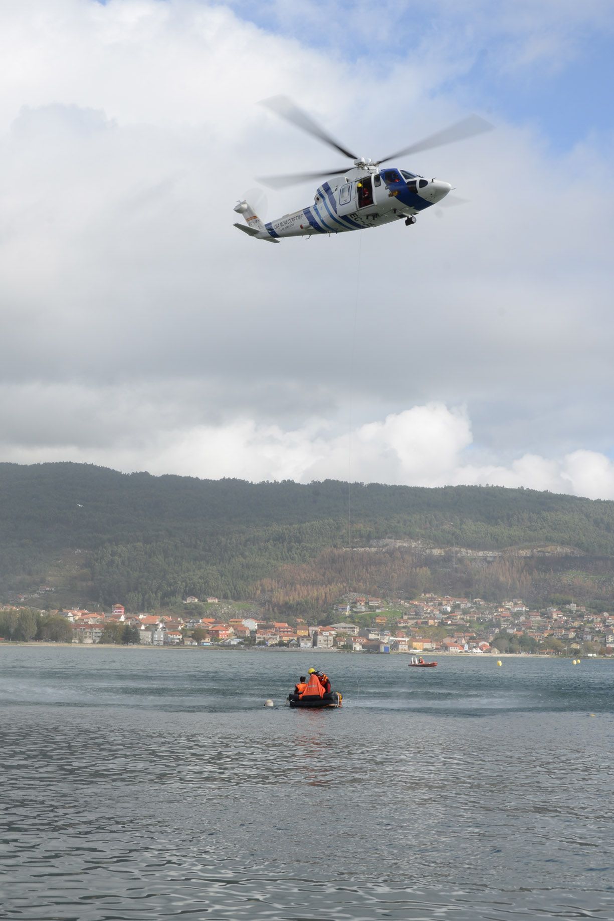 Escenas del simulacro de rescate frente a Moaña.