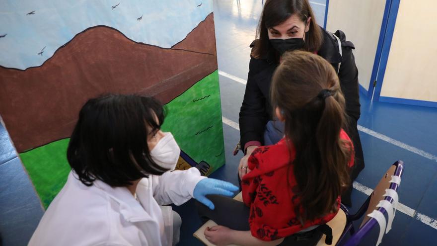 Sanidad vacuna desde hoy a los niños de 5 a 8 años en los colegios de la C.  Valenciana