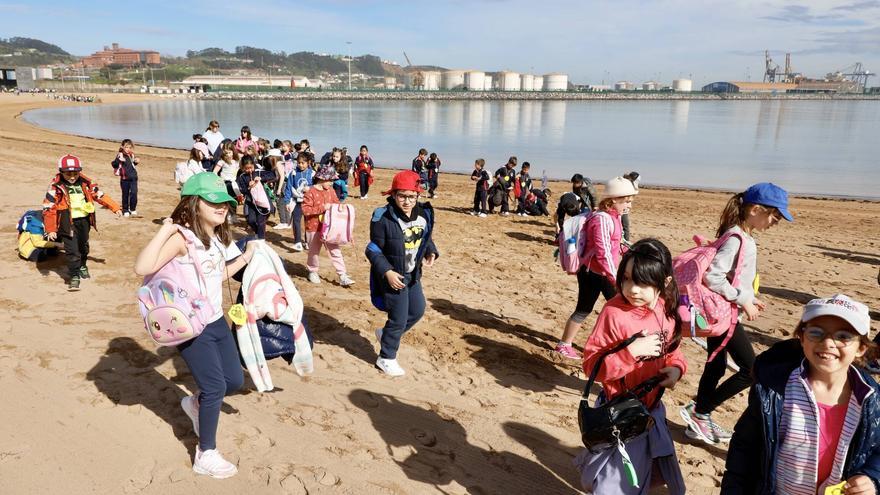 Cerca de 900 escolares culminan el proyecto &quot;SwimSafe&quot; en la playa del Arbeyal, en Gijón: &quot;Ha sido un éxito&quot;