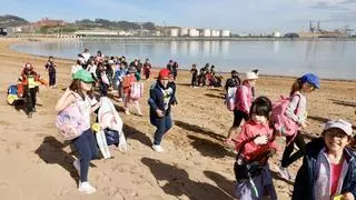 Cerca de 900 escolares culminan el proyecto "SwimSafe" en la playa del Arbeyal, en Gijón: "Ha sido un éxito"
