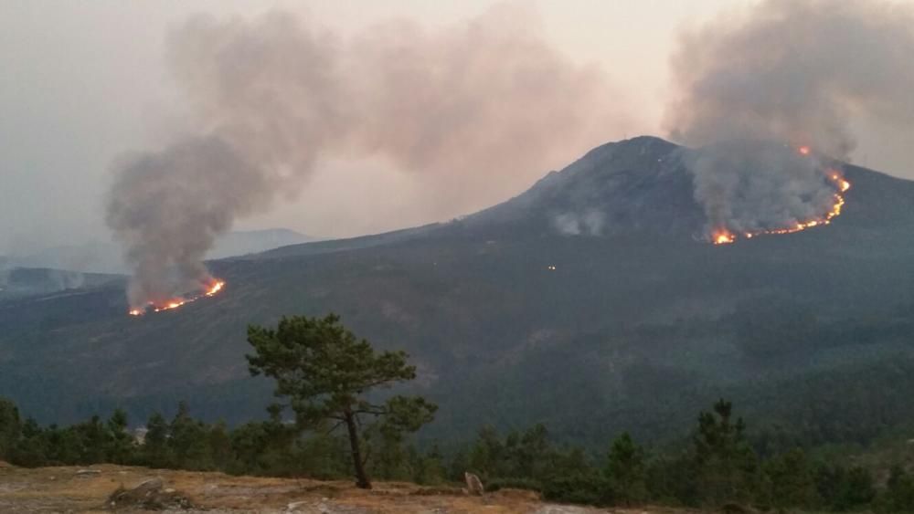 Incendios en Galicia | El fuego de Porto do Son arrasa el monte de A Curota