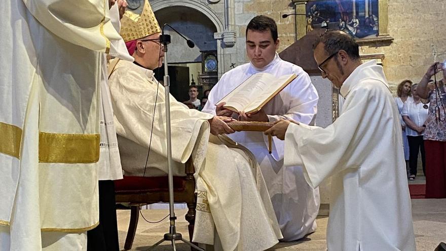 Chillón arrodillado ante el obispo, que le entrega el libro de los Evangelios. | Diócesis de Zamora
