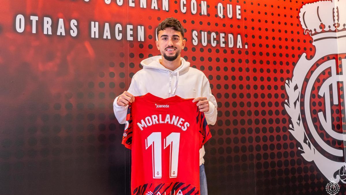 Manu Morlanes posa con su nueva camiseta.