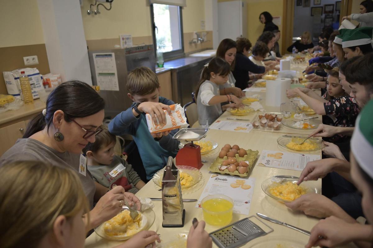 Taller de dulces navideños en el Museo Escolar de Puçol