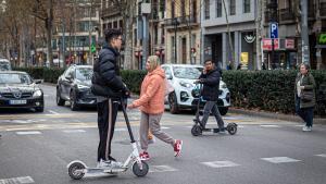 Barcelona imposa més de 10.000 multes en un any per circular sense casc en patinet elèctric