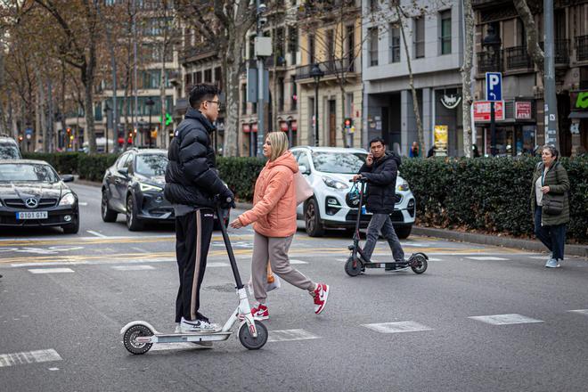 Barcelona imposa més de 10.000 multes en un any per circular sense casc en patinet elèctric