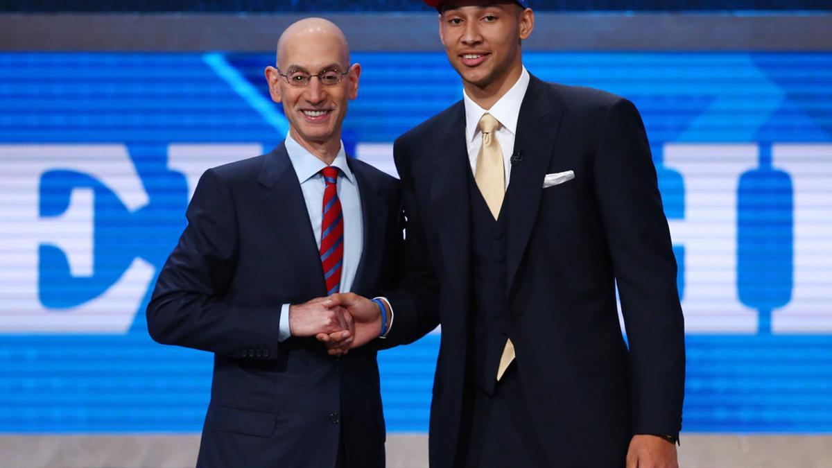 Adam Silver, comisionado de la NBA, felicita a Simmons tras su elección