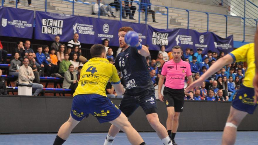 Pablo Vainstein, lateral de Benidorm, en un lanzamiento a portería.