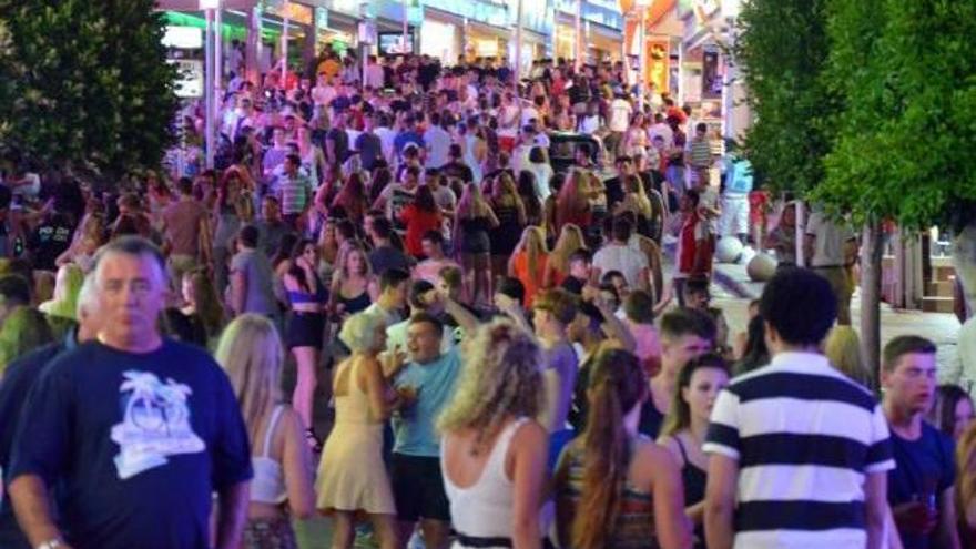 Nächtliches Treiben in Magaluf zur Hauptsaison.