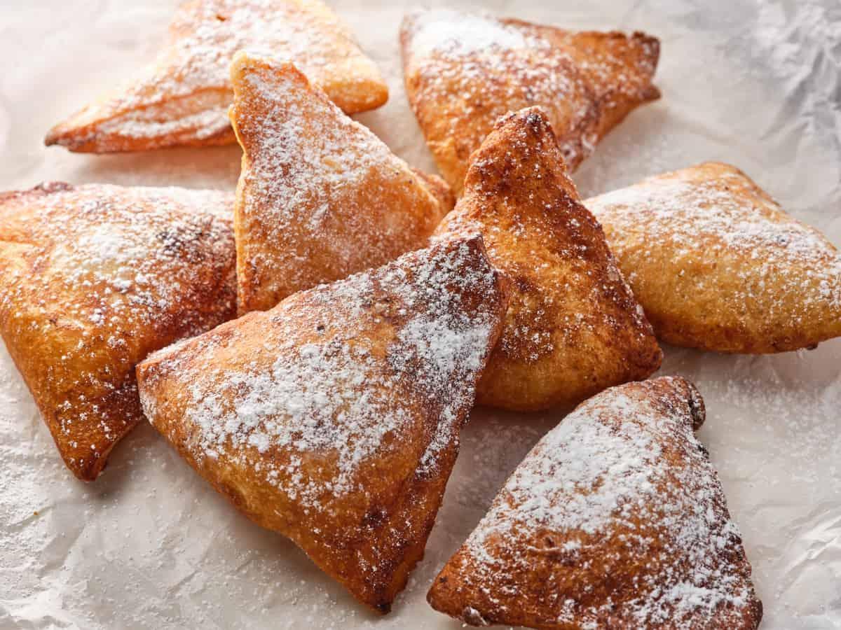 Aunque antiguamente existieron versiones saladas rellenas de carne, hoy la receta dulce es la principal