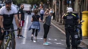 Peatones a primera hora de la mañana en la calle Gran de Gràcia, una de las siete vías cerradas al tráfico durante los fines de semana desde ahora.