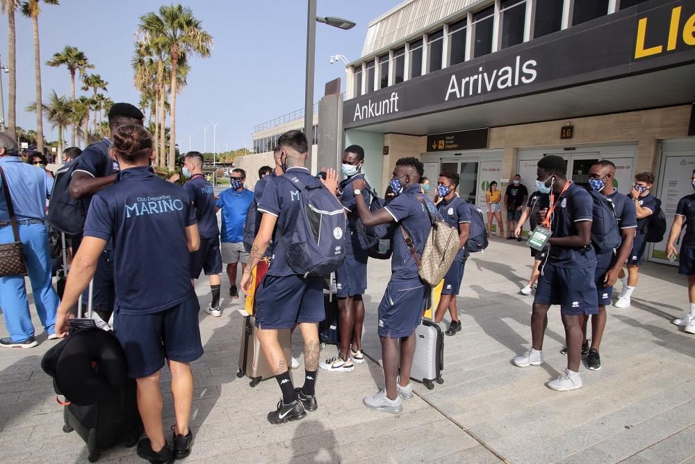 Llegada de los marinistas al aeropuerto Tenerife Sur.