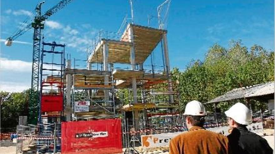 Estructura d&#039;una construcció amb mesures per prevenir els accidents laborals.