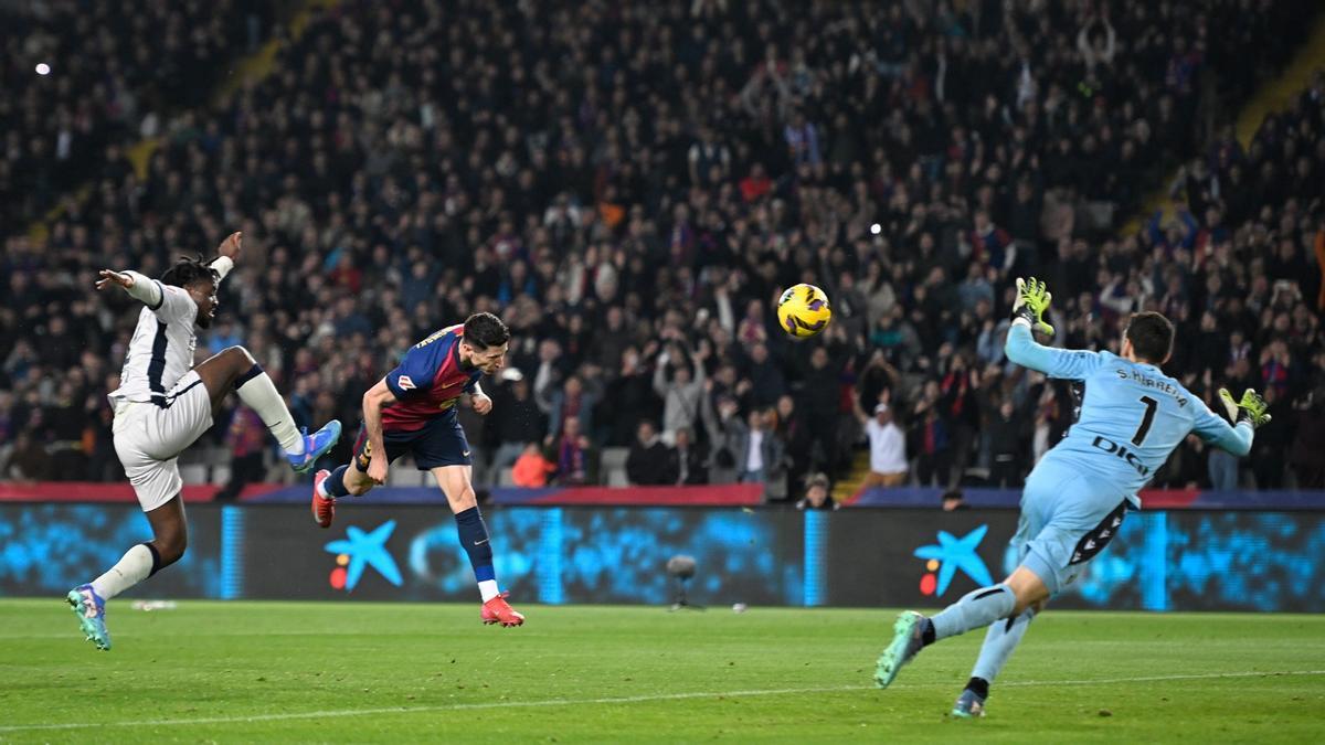 Lewandowski cabecea el 3-0 del Barça a Osasuna tras un gran centro de Fermín en Montjuïc.