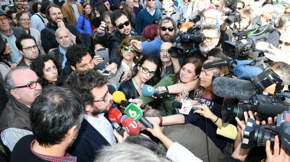 Cinco comparsas coruñesas se concentran en los juzgados de A Coruña antes de la declaración del concejal de Culturas. El alcalde, Xulio Ferreiro, también arropó al edil