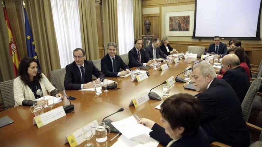 El ministro Alfonso Alonso con varios de los consejeros de Sanidad, ayer, en Madrid.