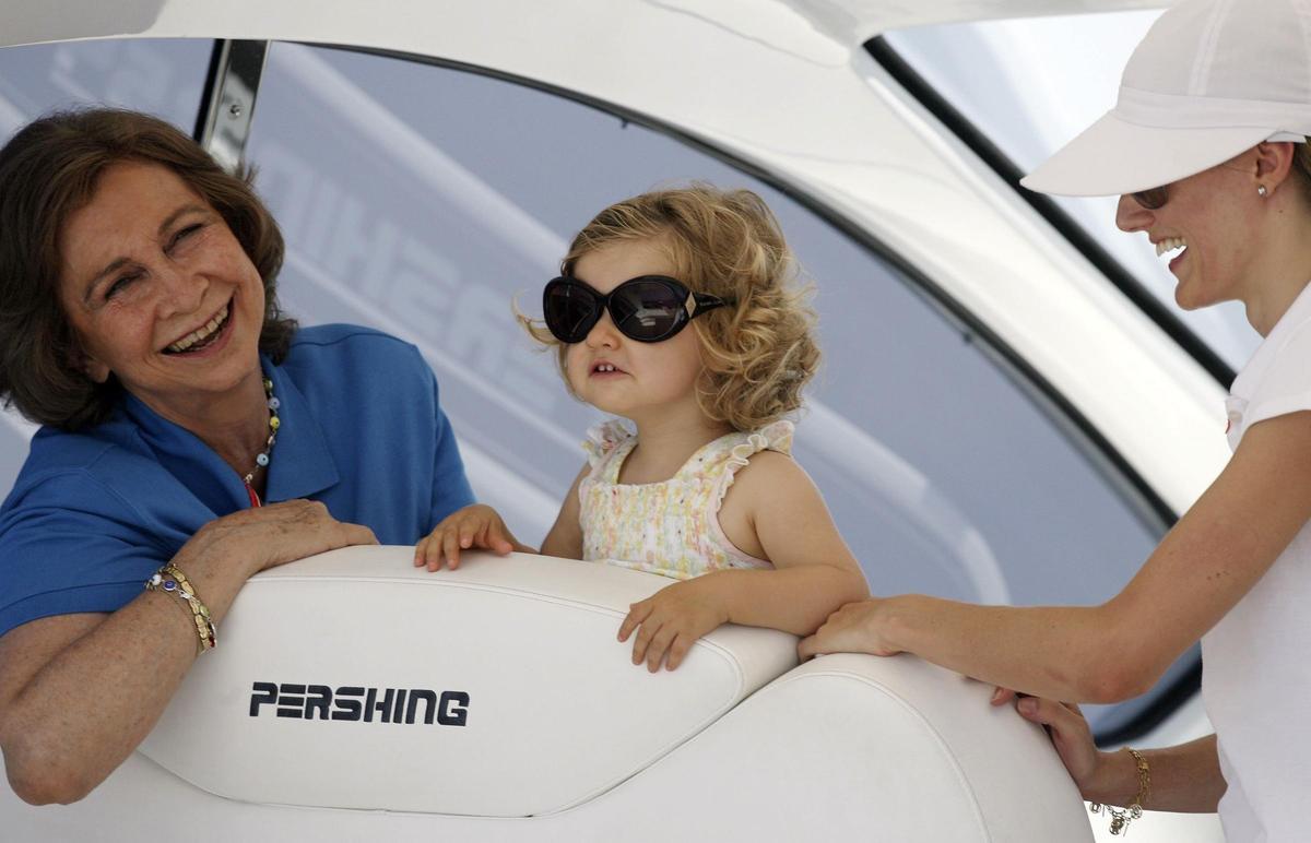 Leonor el verano de 2007 en la lancha 'Somni' con su madre y su abuela