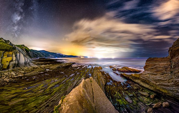 Costa del Flysch de Zumaia por la noche con la vía Láctea.