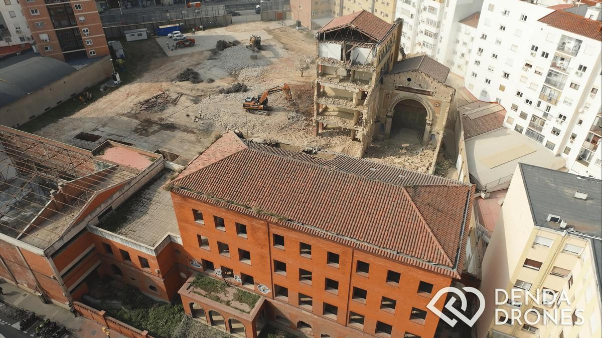VÍDEO | Vista aérea del derribo del antiguo colegio Jesús y María en Zaragoza