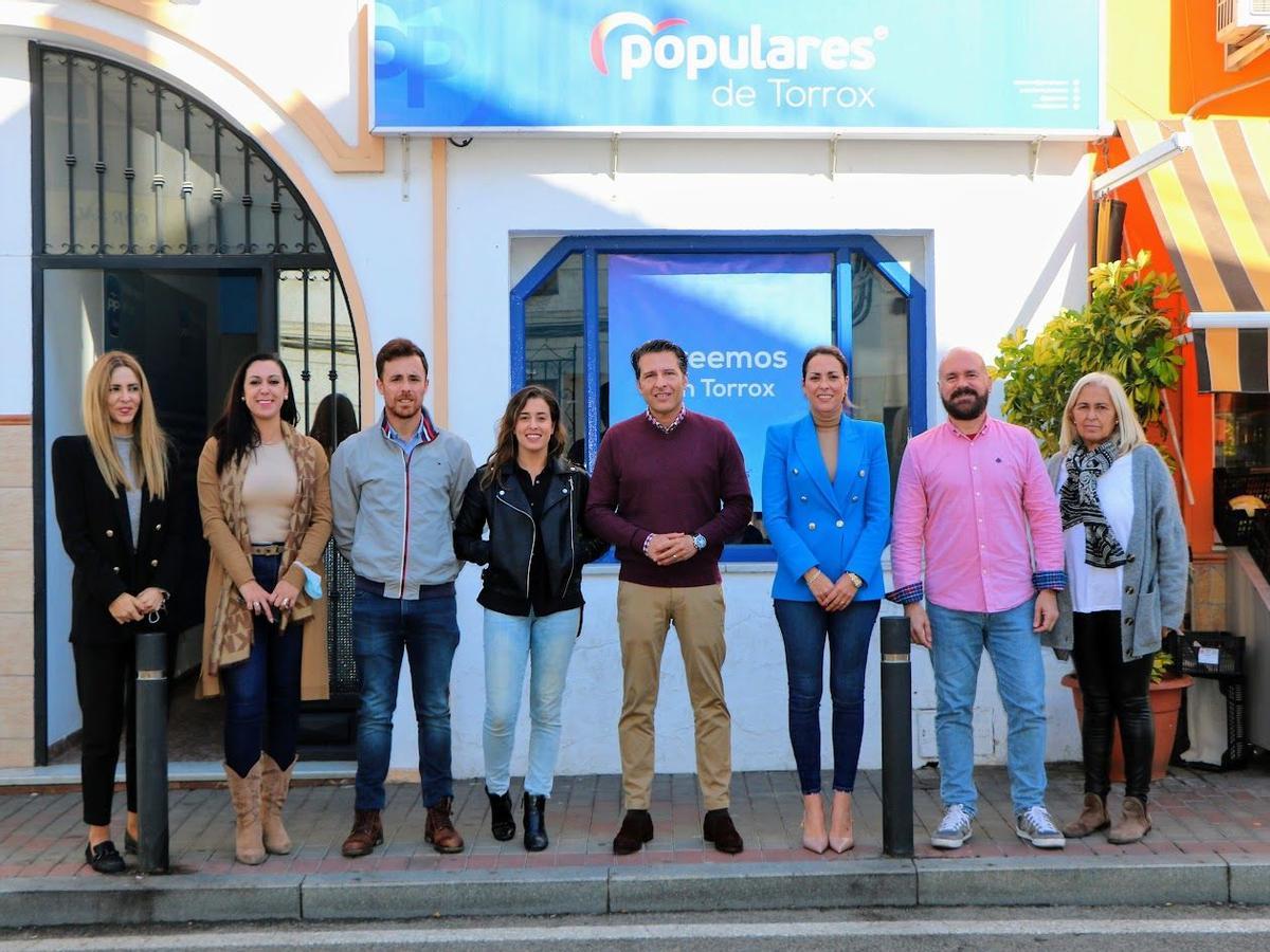 Óscar Medina con parte de su equipo ante la sede del PP.