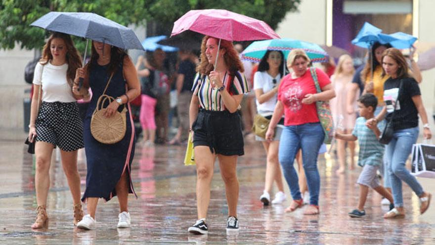 Los paraguas han tenido que desplegarse en Málaga en estos útimos días.