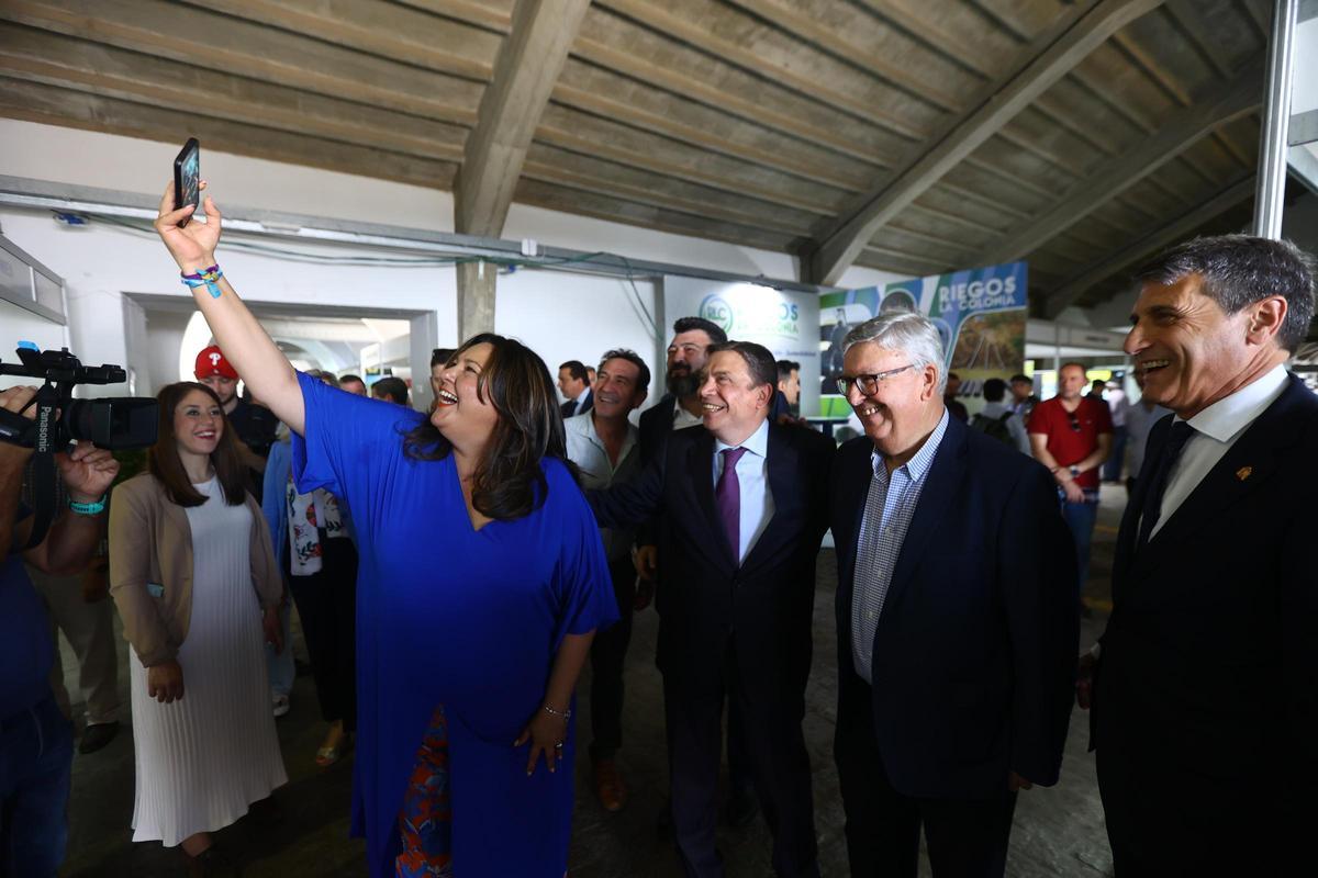 Lola Amo con el ministro de Agricultura, Luis Planas, y otras autoridades durante la Feria del Olivo de 2024.