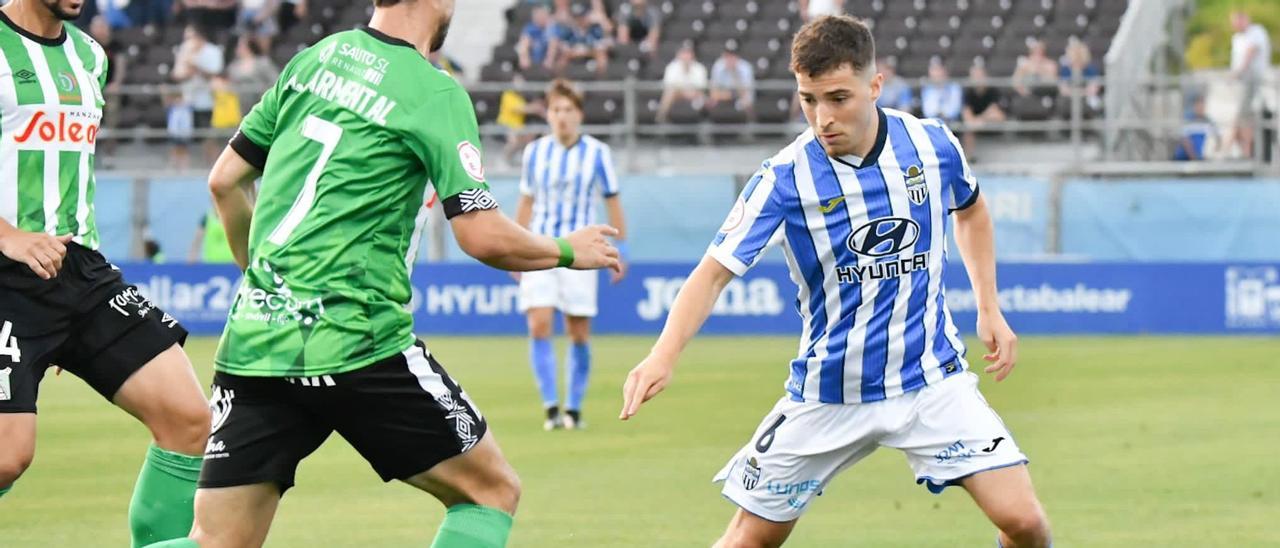 Armando controla el esférico en un lance del partido frente al Sanluqueño.