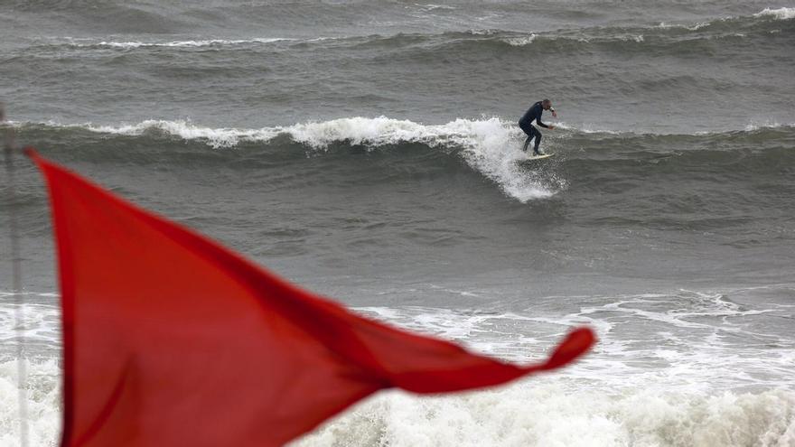 La Junta prohíbe el baño en dos playas de Andalucía por riesgo sanitario