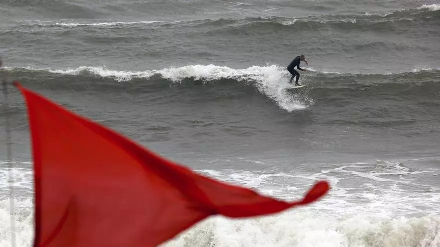 VÍDEO | La Junta prohíbe el baño en dos playas de Andalucía por riesgo sanitario