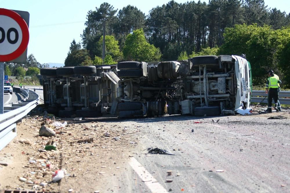 El vuelco de un camión corta dos carriles de la autovía A Estrada-Santiago// Bernabé/Cris V.M.