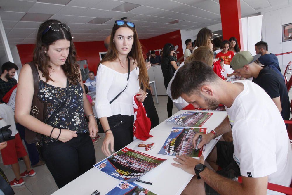 Signatures dels jugadors del Girona a la seu de Citylift