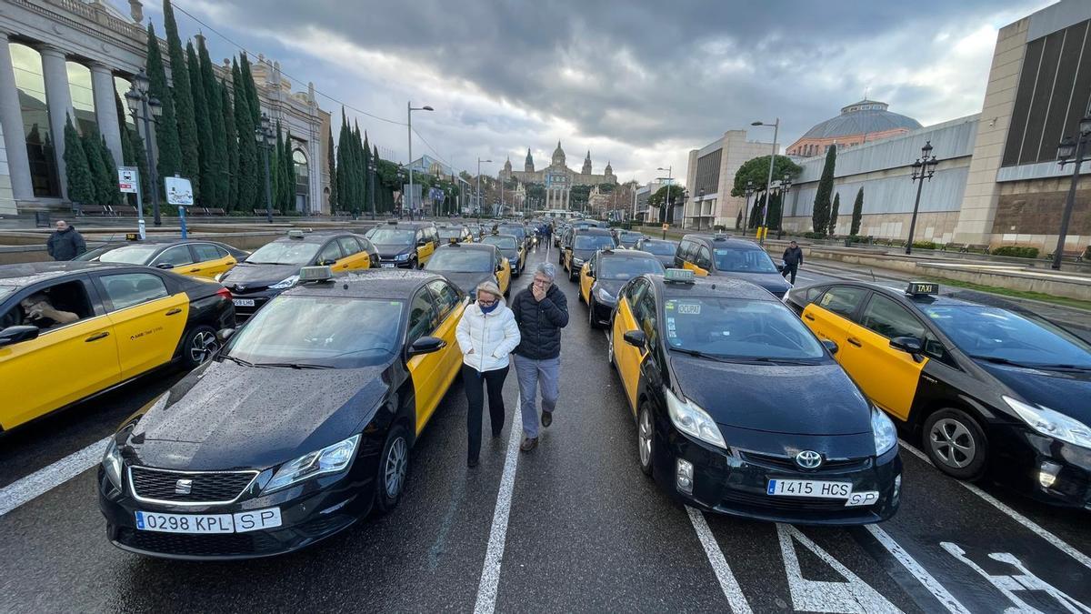 Inicio de la marcha lenta de taxis en Barcelona.