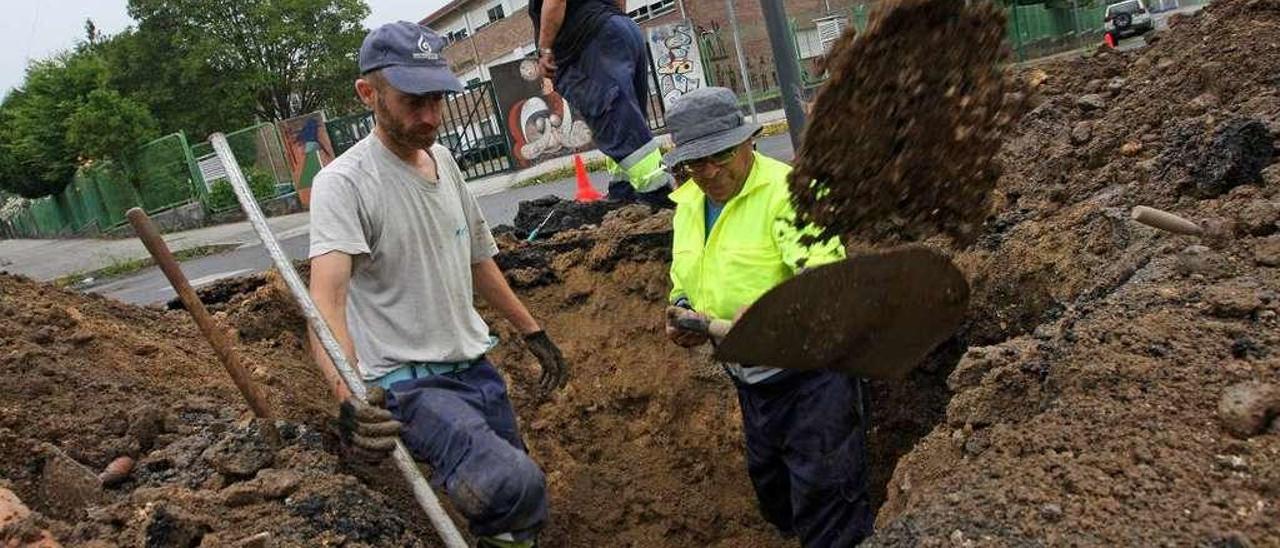 Reparación de la rotura que se produjo a la altura de la rotonda del IES García Barros. // Bernabé / Cris M.V.