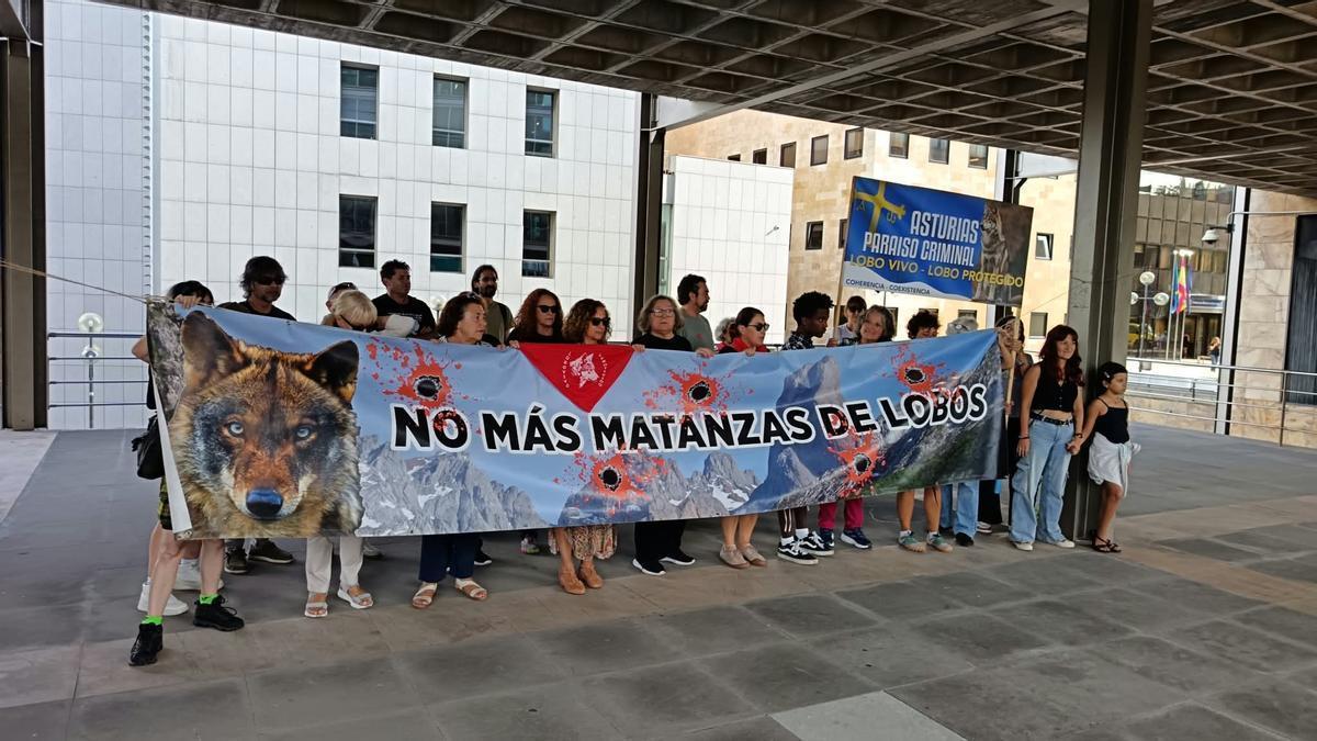 Protesta del Grupo Lobo, este lunes, en Oviedo.