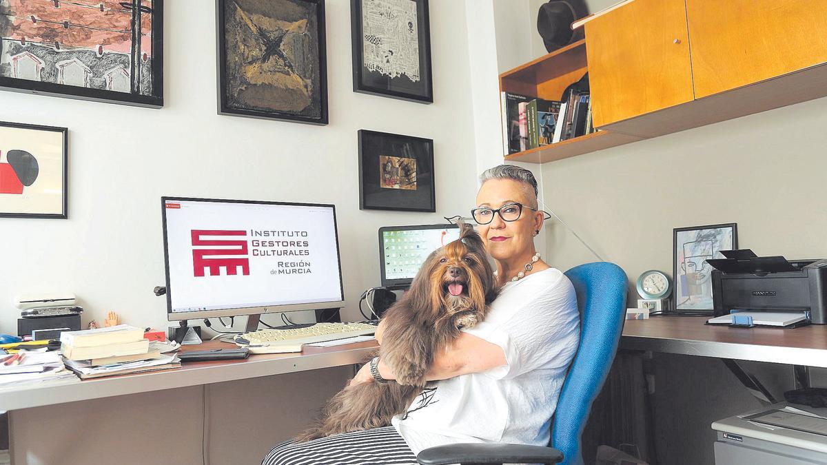 Lolo Galindo, con uno de sus perros, en su despacho de Cartagena