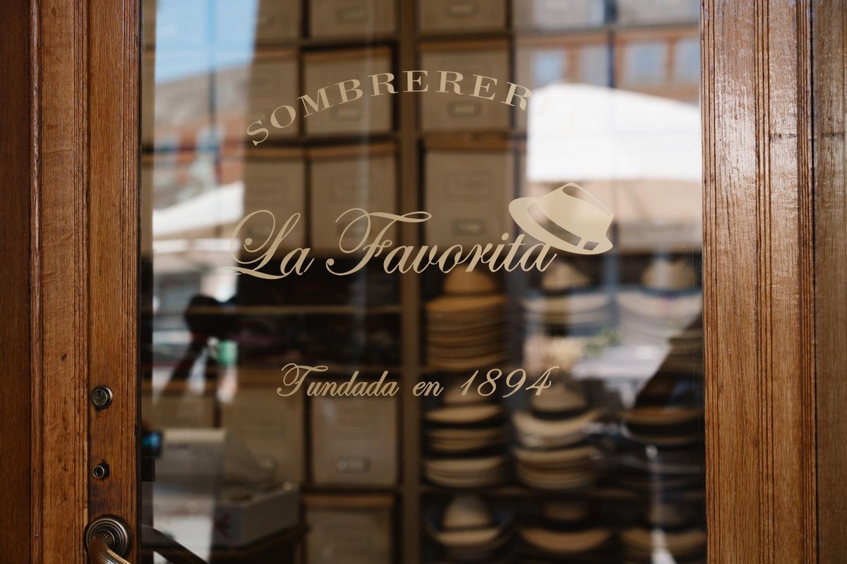 Entrada de la sombrerería La Favoria, en la Plaza Mayor de Madrid.