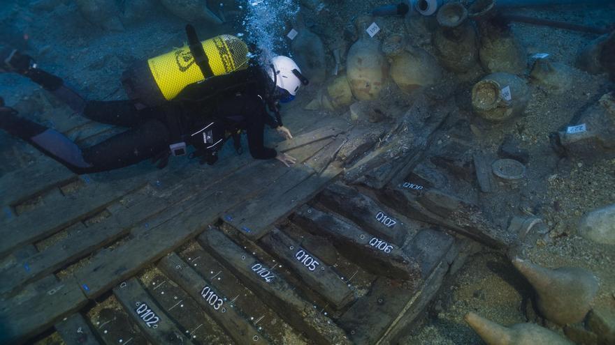 Els arqueòlegs estudiant les fustes del vaixell romà del segle I aC enfonsat durant un temporal a les illes Formigues