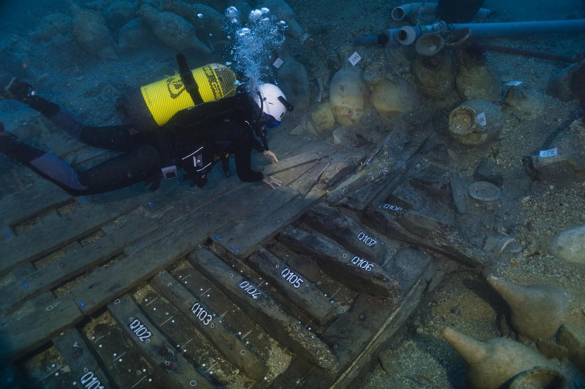 Els arqueòlegs estudiant les fustes del vaixell romà del segle I aC enfonsat durant un temporal a les illes Formigues